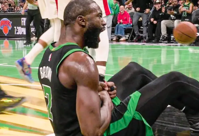 NBA杯小组赛，凯尔特人117-114击败活塞。
赛后凯尔特人球员杰伦-布朗接受