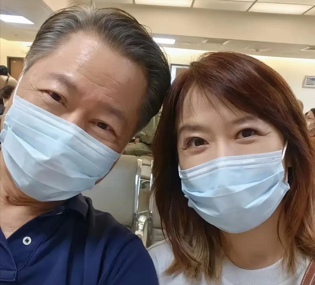 陪伴是最长情的告白，赖岳谦虽然声带有问题要去医院治疗了，但因为身边有这位美人老婆