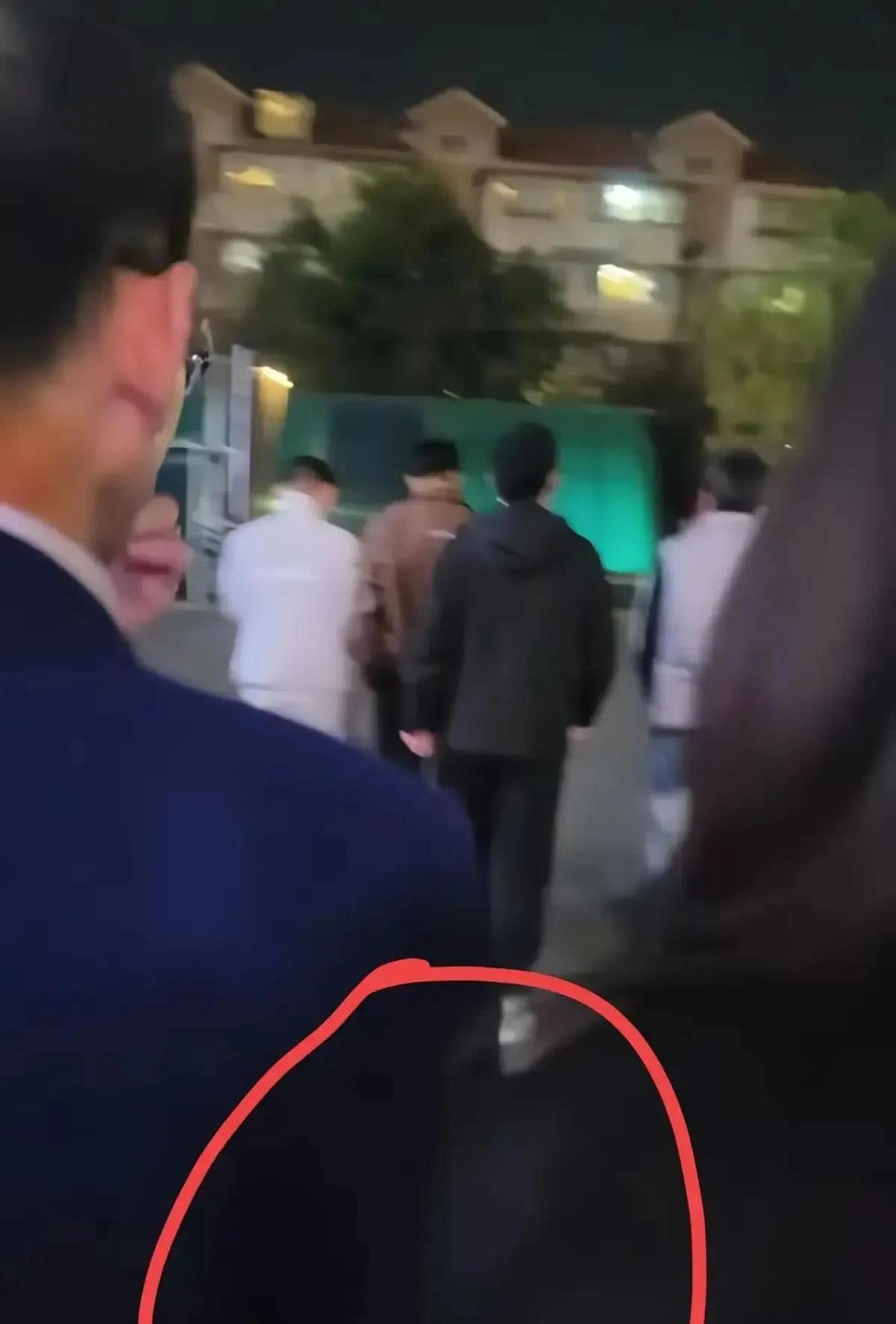 现在才发现，

学校分别那天，谢浩楠妈妈是在现场的

谢浩楠的妈妈与谢岳
