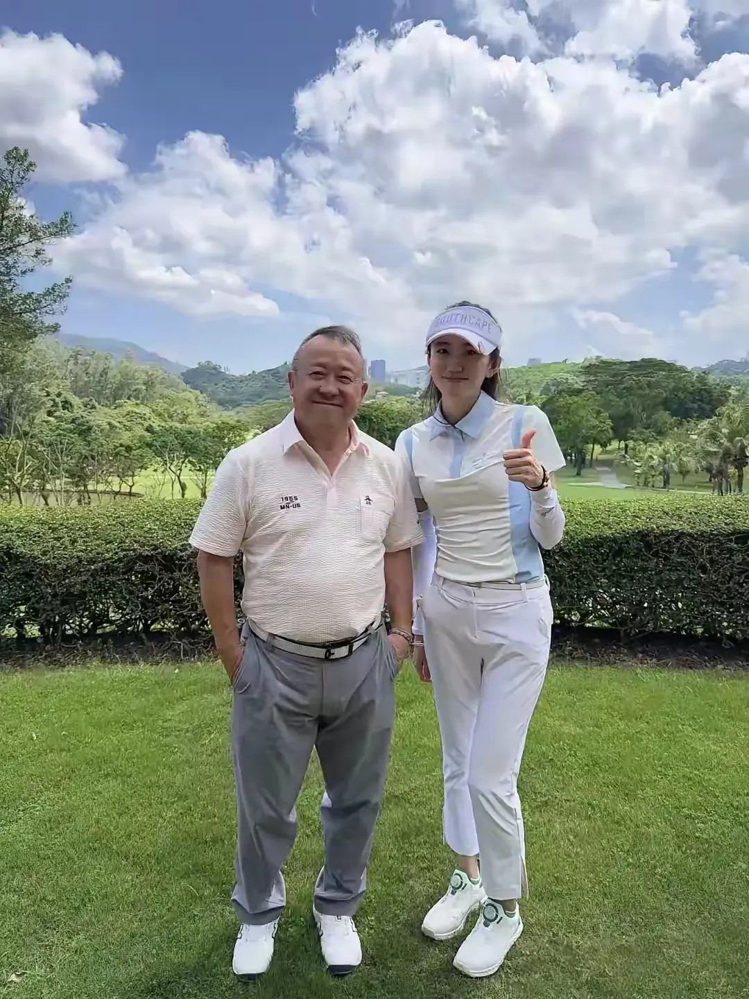 曾志伟旁边这位女士是谁？身高比曾志伟还高