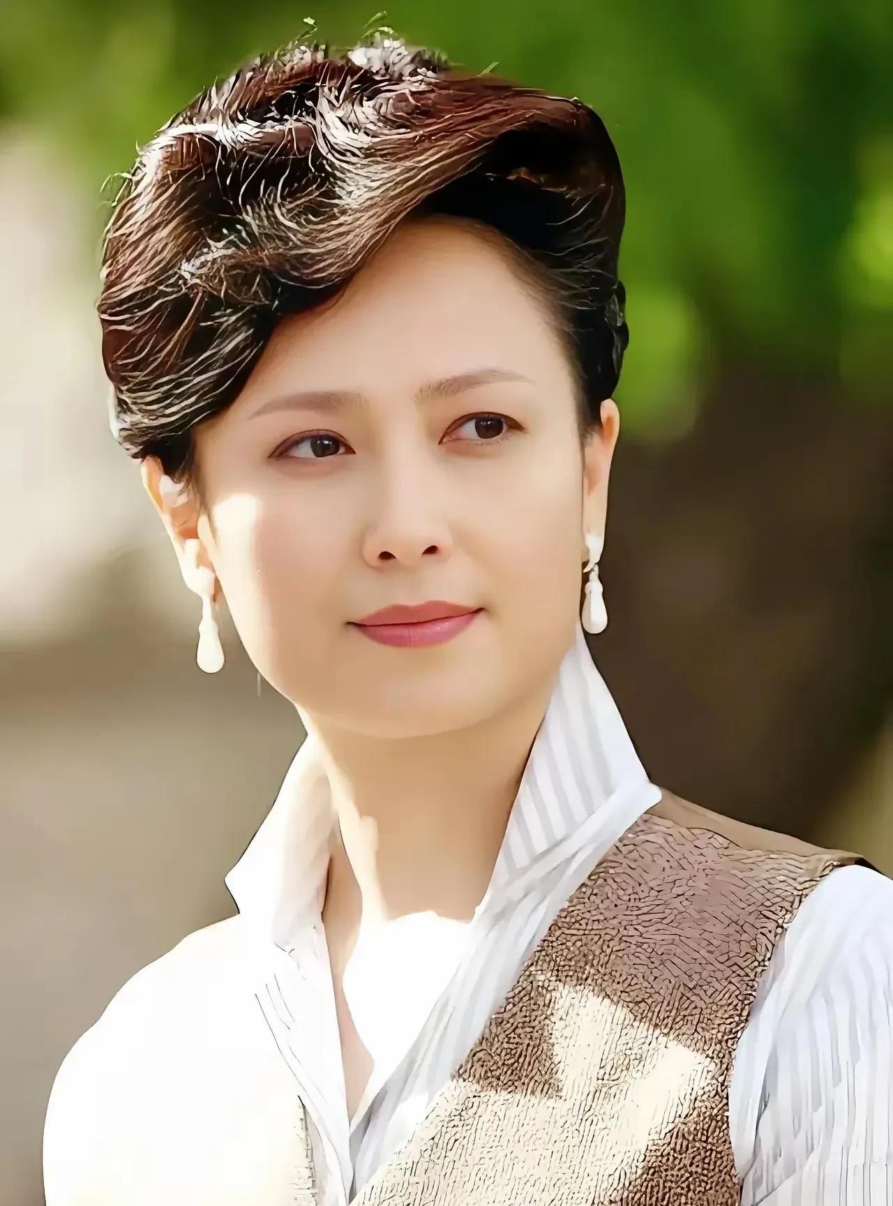 照片中这个女艺人已经62岁了，看起来非常端庄，气质特别好，但是她已经很久没有出现