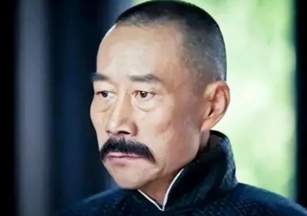 一次，张作霖正在面试4个保镖，突然，后院有人大喊:“抓刺客。”其中3人飞快地跑向
