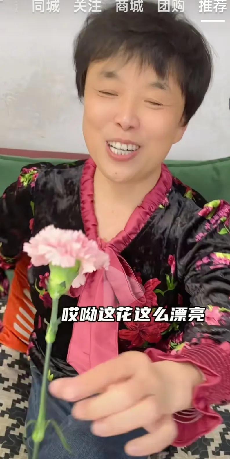 感恩的好儿媳妇！
母亲节，儿媳妇献给了婆婆了一朵鲜花，一条珍珠项链，1万块钱现金