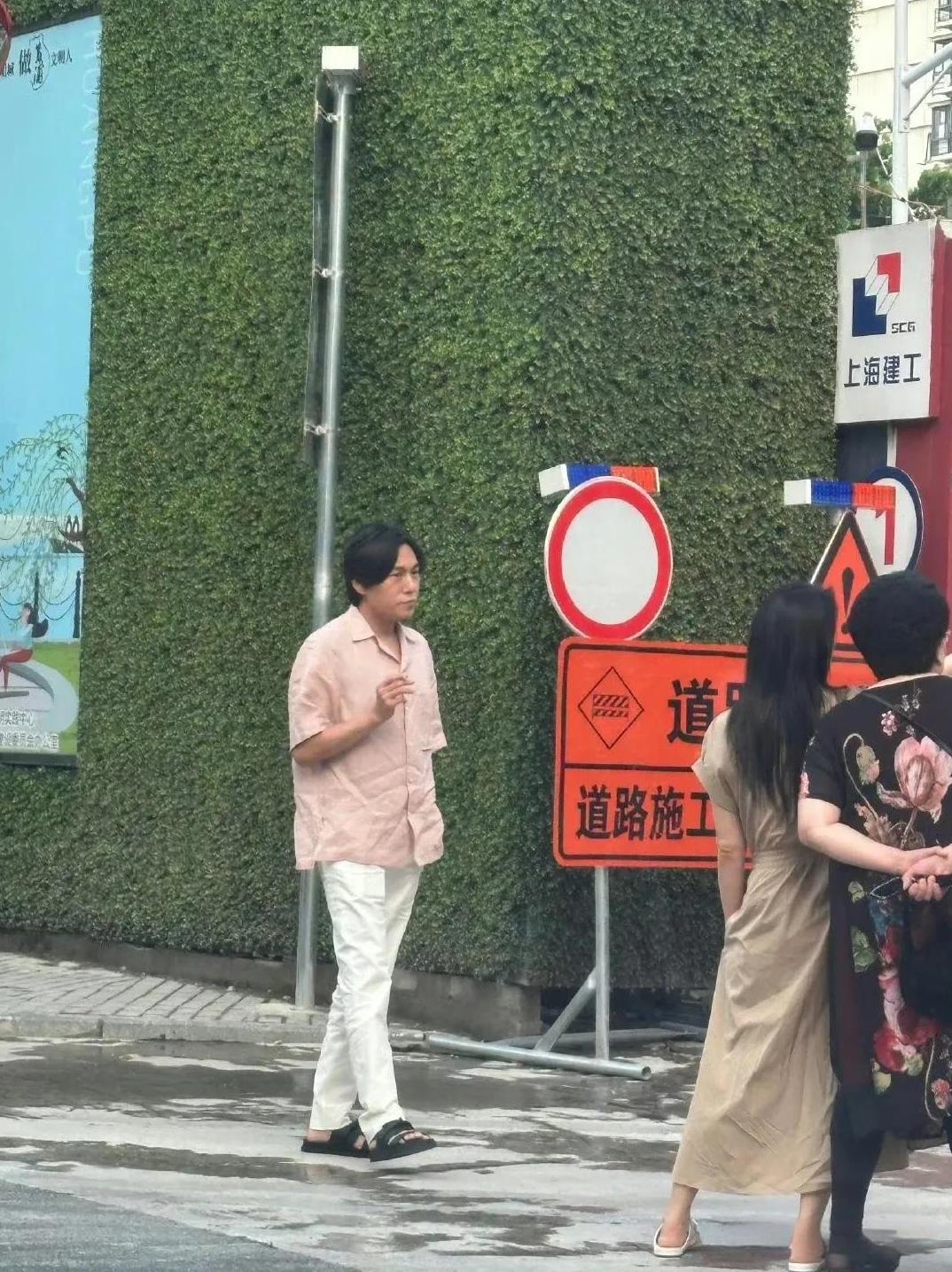 大明星秦昊，穿拖鞋出行比较低调