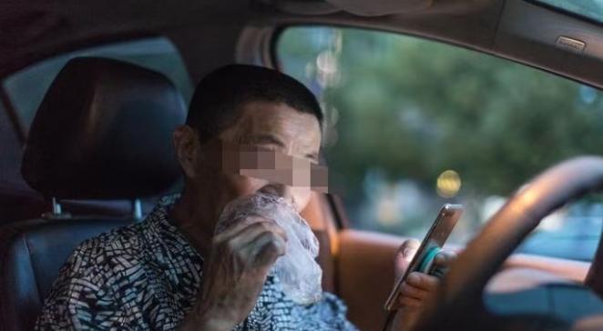 “凭什么不赔钱！”2025年，上海一男子开网约车，他把顾客送到地方后，突然头一歪