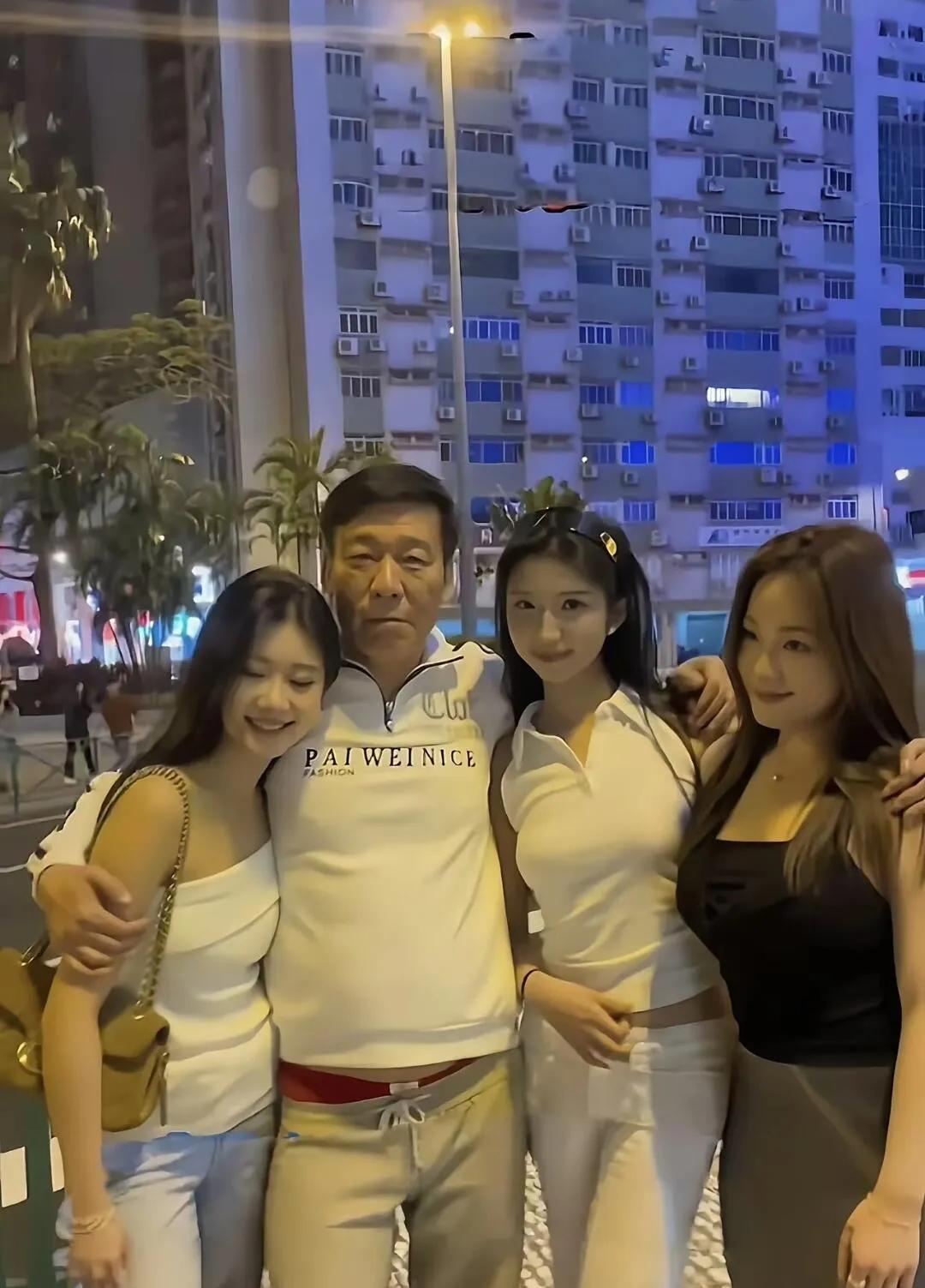 中间这个男人到底什么来头？
三位顶级美女主动贴贴，眼神里满是笑意。
有人说是圈内