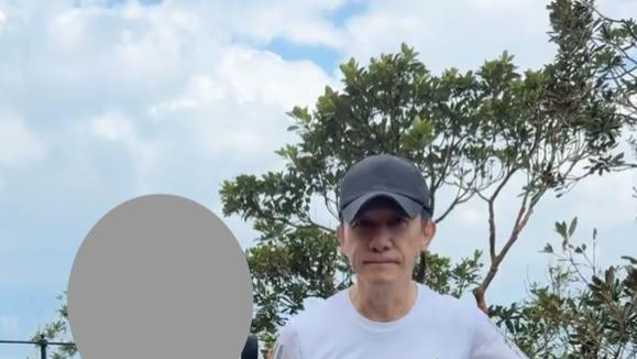梁朝伟跑步被偶遇，伟仔边跑步边欣赏风景，幸运粉丝成功合影！