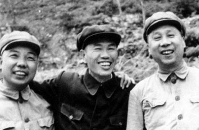 一张珍贵的开国上将合影：从左至右分别是萧华上将、邓华上将和甘泗淇上将。在57位开