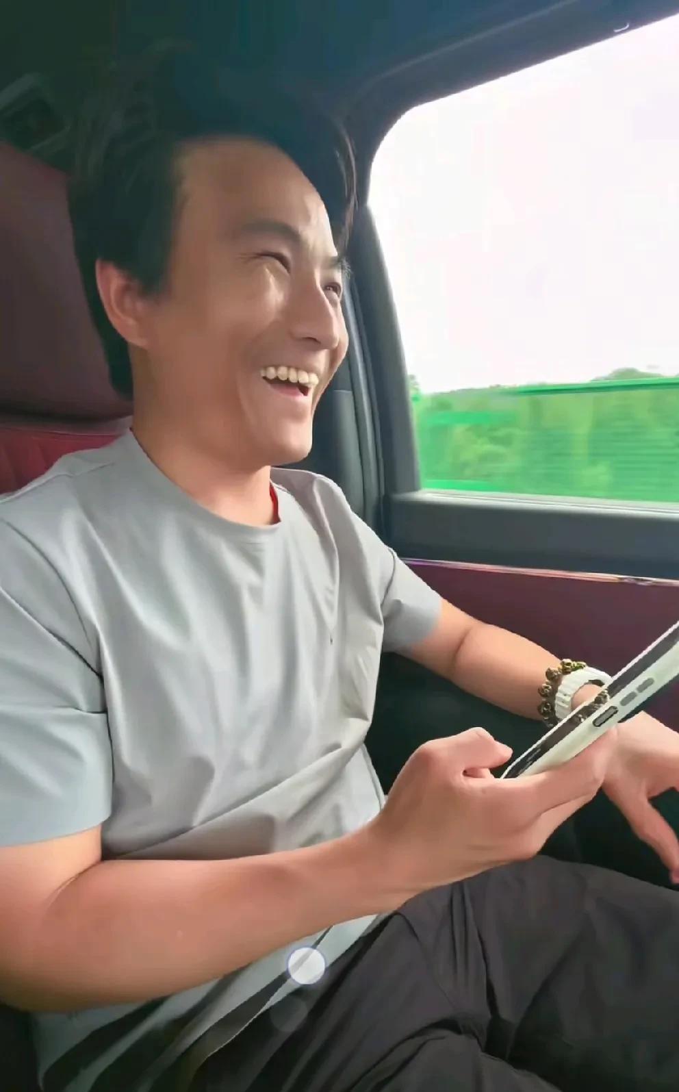 苏牙子父母就是老实本分、没有啥能为的最普通的父母。儿子出游，他们也惦念。
苏牙子