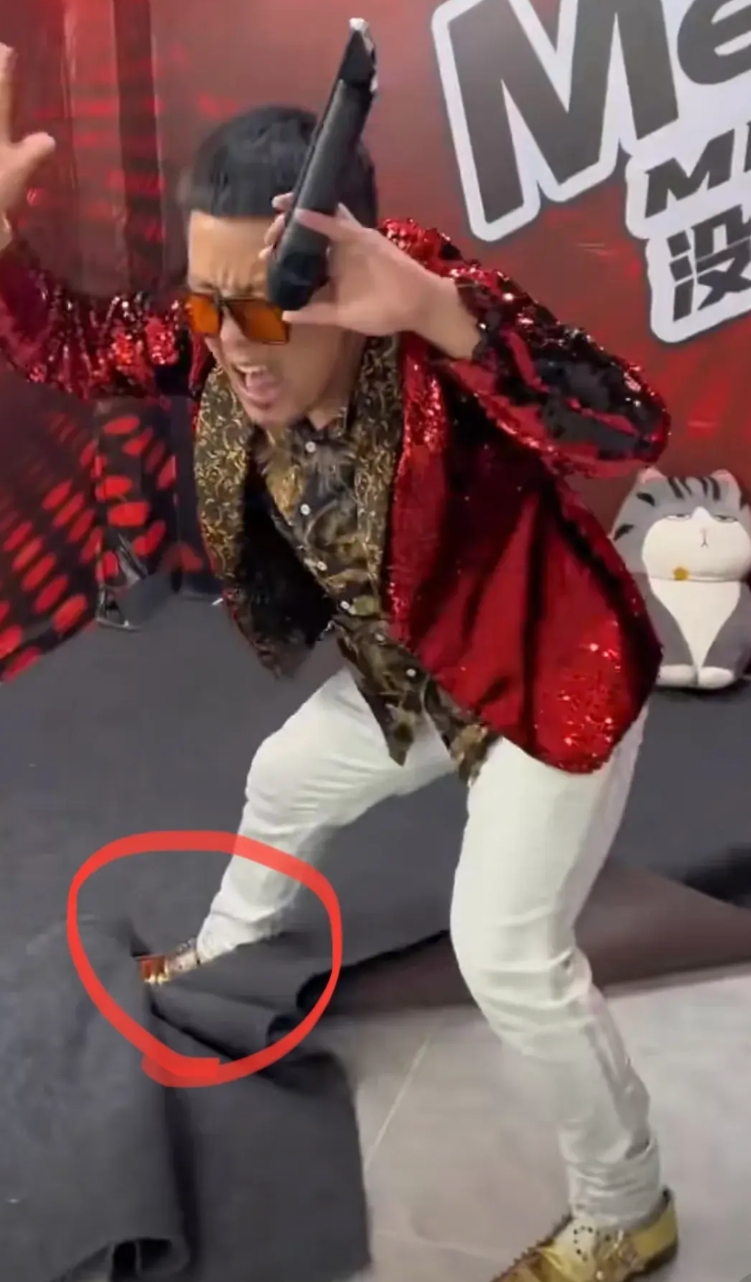 杨坤，你糊涂啊！

有人模仿你是好事啊，你竟然还要告他！但看后我沉默了，发现杨坤