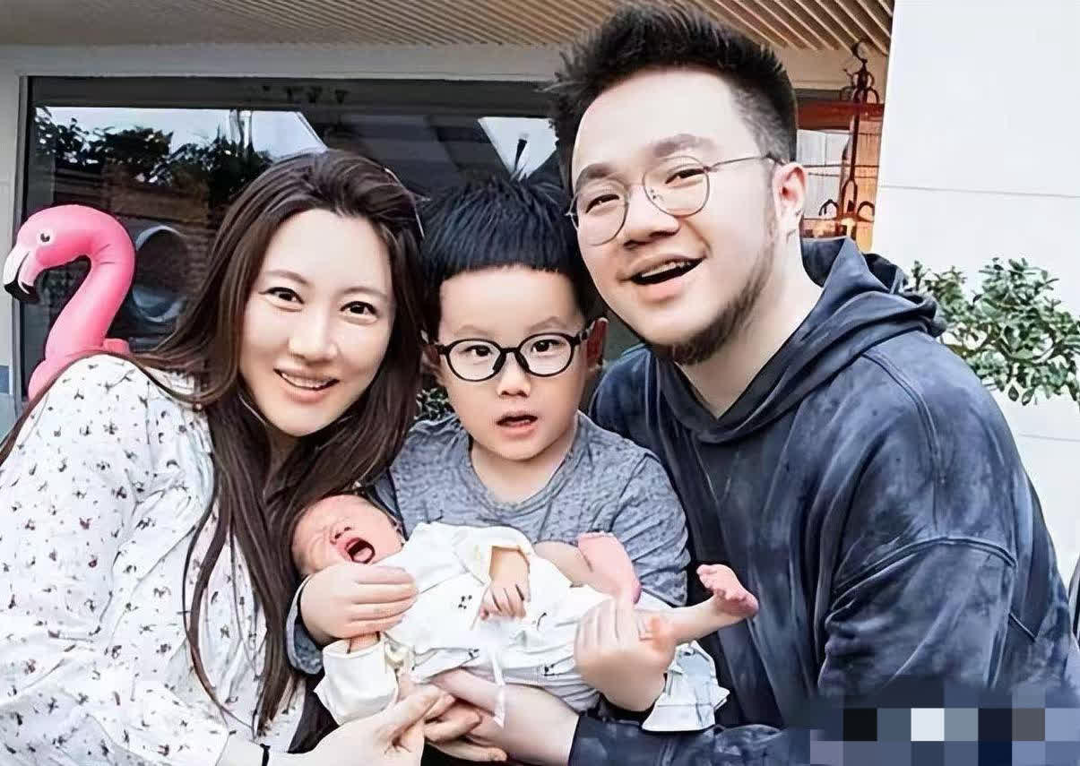 英达作为父亲，在对待巴图和英如镝这两个儿子上，简直是天壤之别。对巴图他绝情冷漠，