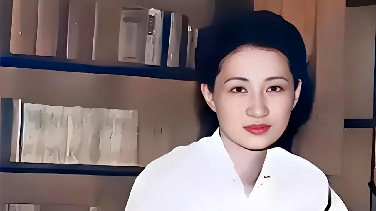 她15岁被张学良偷吻，17岁为他私奔，52岁才嫁他，病危时被他拔管