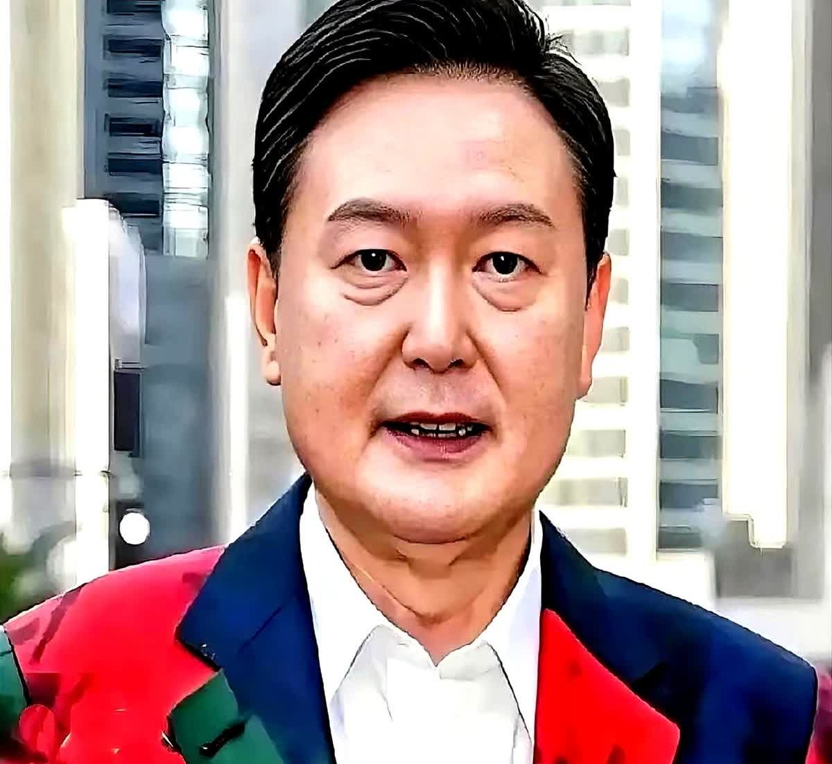 尹锡悦10分钟快闪，法庭椅子都没捂热，他赌的就是“我不在，你就判不了”。
检方
