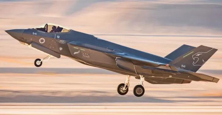 值得注意的是，F-35隐形战斗机率先进入敌方领空。从那时起，它们就实时“打开了一