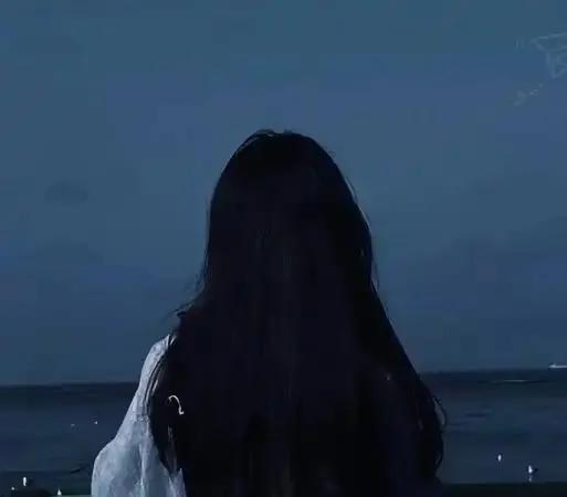 今天咱扒拉一位娱乐圈的女星。她算是老天爷赏饭吃，小小年纪就出道，一演电视剧就爆火