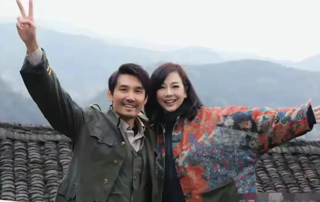张铎45岁携妻陈松伶54岁共赴贵州拍戏，两人同框恩爱满满，幸福溢于言表。夫妻携手