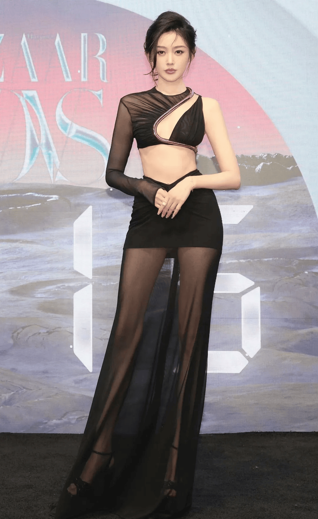 张天爱穿透视装，小蛮腰盈盈一握，却让人失望了