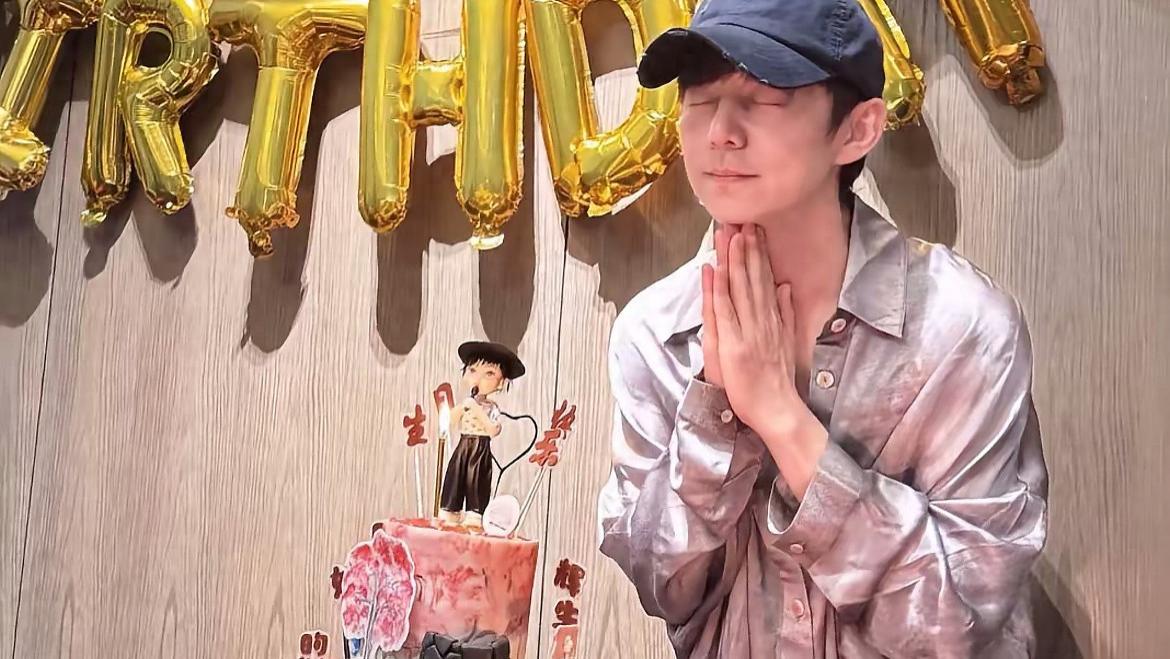 51岁的何炅生日照曝光，衬衫解扣大秀胸肌，穿搭状态不输年轻人