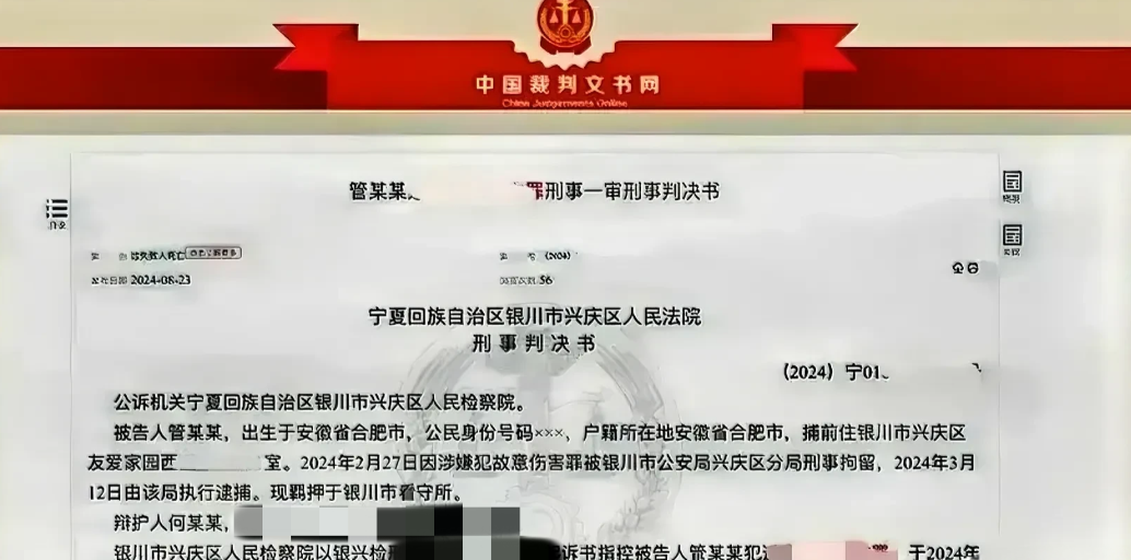 宁夏银川，一男子与妻子发生争吵后，情绪激动地拿起一把刀准备自残，妻子见状上前制止