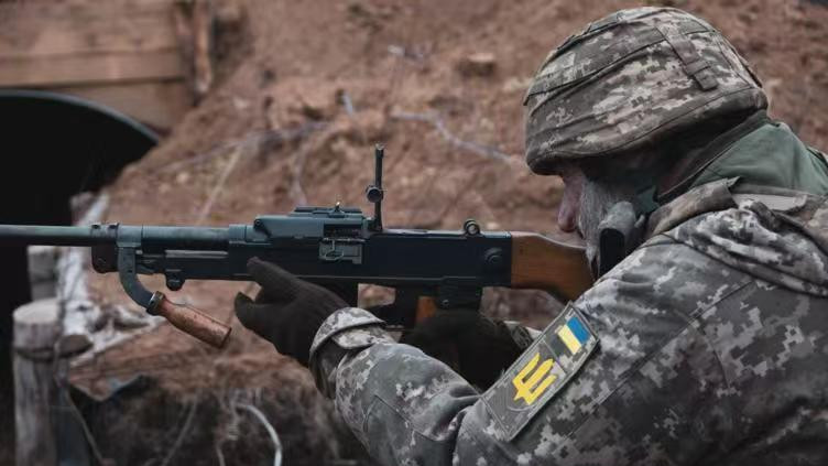 红军村已回天乏术，无人机已掌控天空，黑鹰和特种部队落地即摧毁