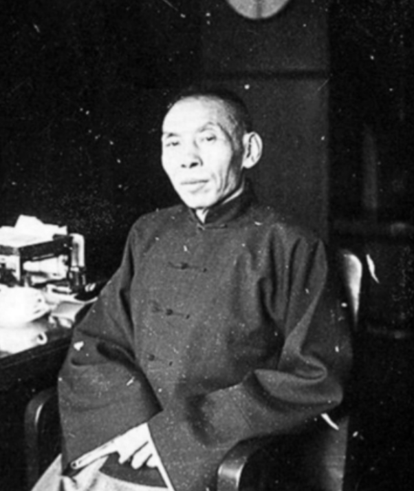 1929年，杜月笙的门徒惹了祸，他亲自登门，向对方大佬严老九作揖赔礼，可严老九却