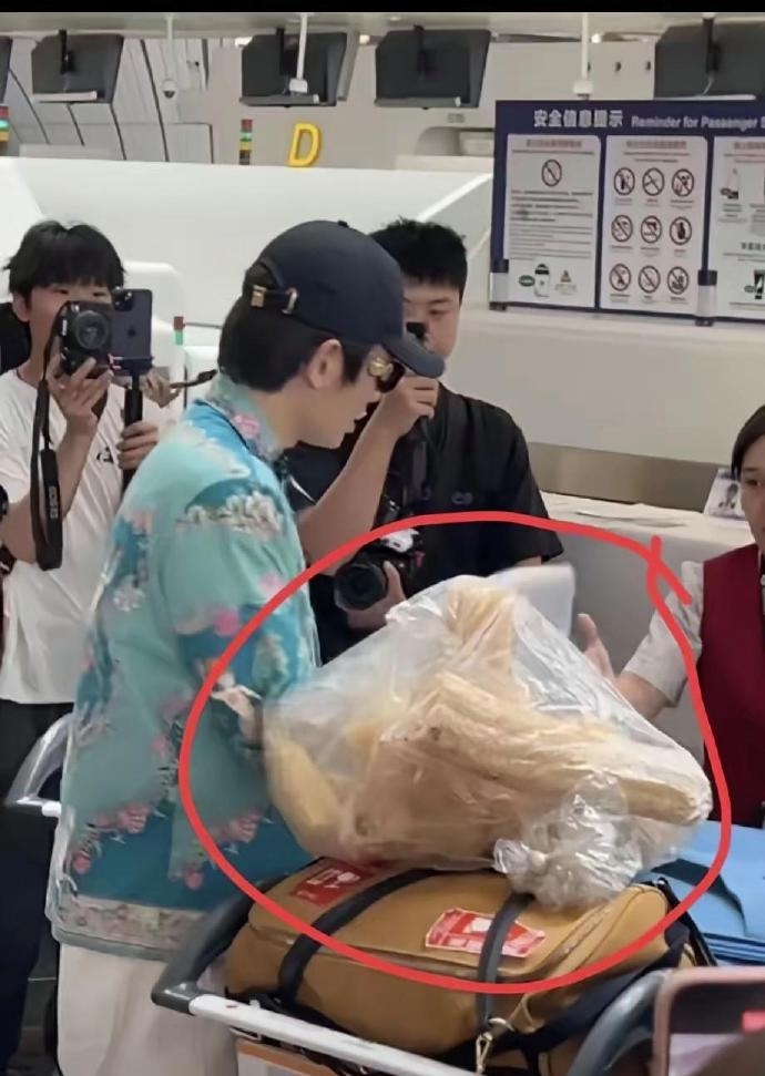 一觉睡醒
全网都要被丁禹兮笑死了
他竟然带着一大塑料袋…老丝瓜瓤，去非洲录制中餐