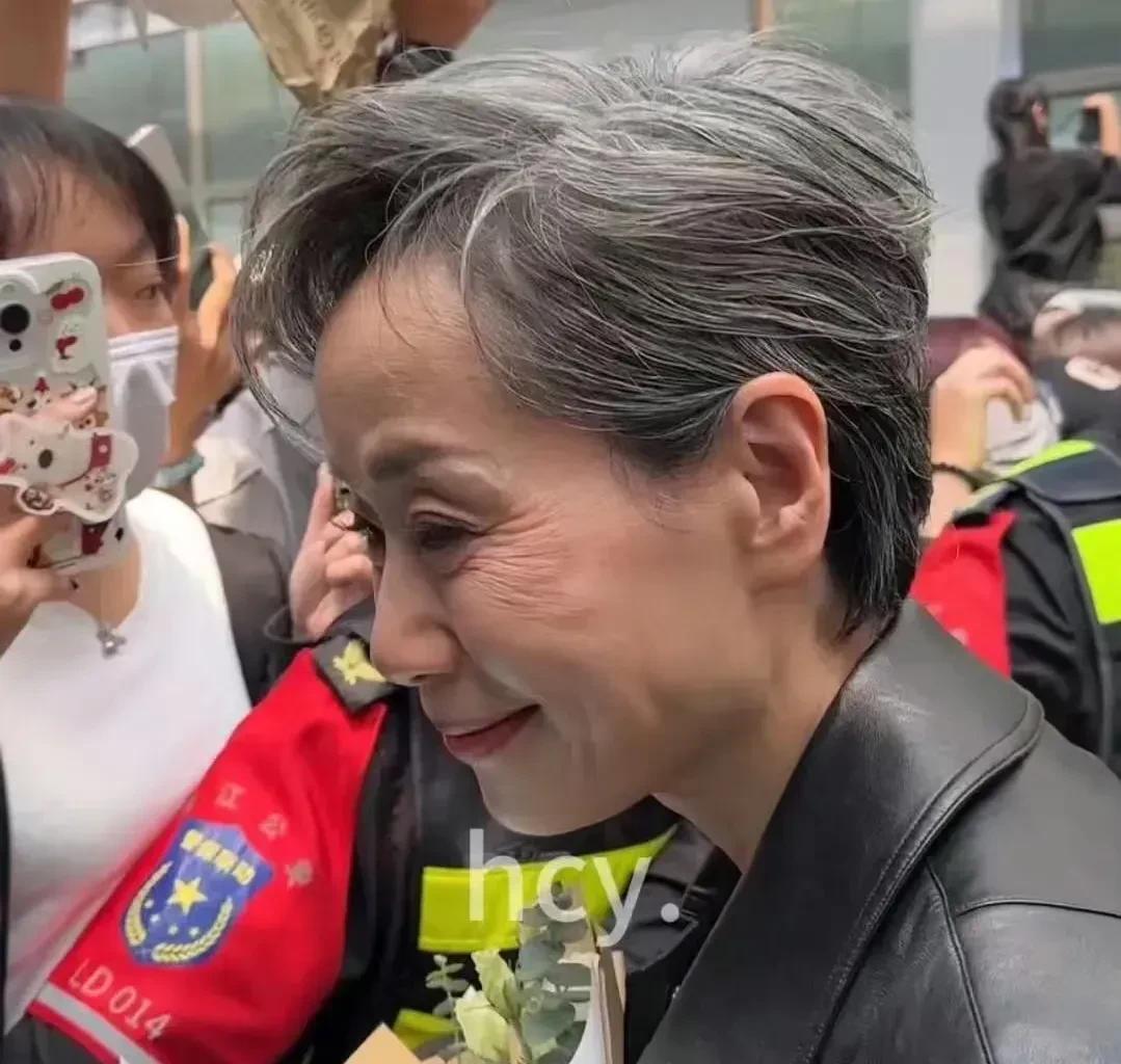 照片中这个女明星头发白了，眼角的鱼尾纹很多，但看上去让人感觉她好像不是很老一样呢
