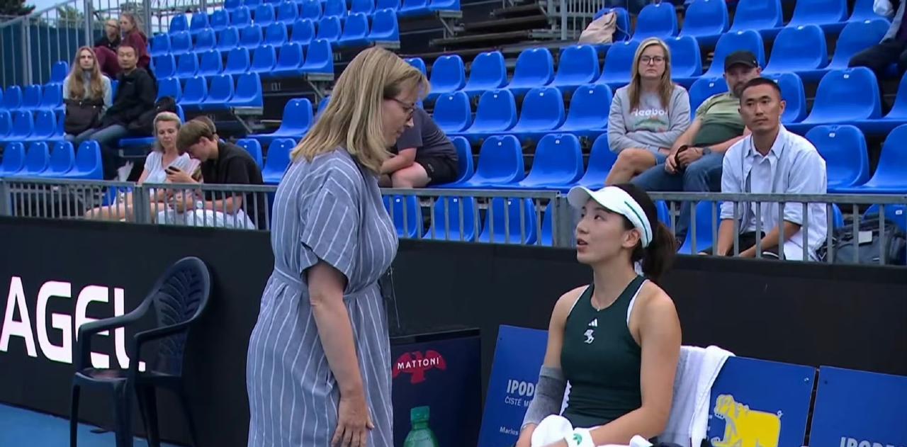 王欣瑜6-4 贝莱克 先下一盘领先对手，但是
比赛因为光线太暗推迟到明天。明天如