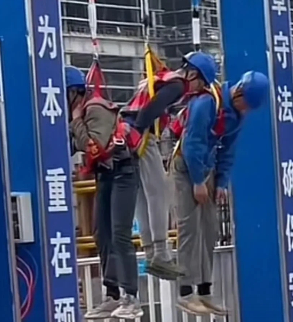 准备睡觉了，却发现一件离奇的事。

在四川一工地大门上吊着三名工人，如果不注意看