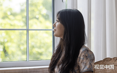 身为法医的我刚给父母做完尸检，我的未婚夫就在法庭上为凶手争取了轻判，甚至还劝我领养她