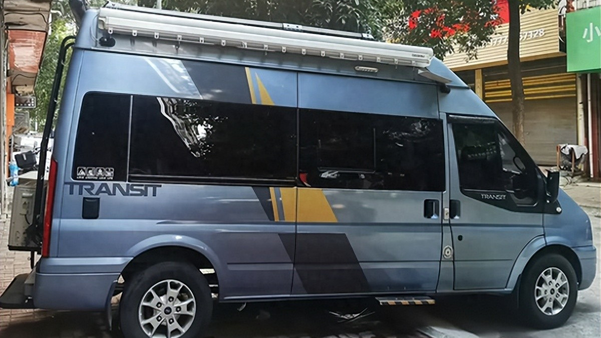 门口微厨易散烟，福特新世代全顺露营车旅行，床车自驾游说走就走