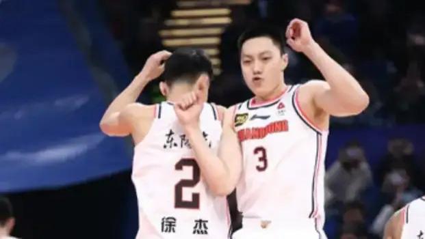 胡明轩炸裂表现打脸质疑！广东逆转上海，他成了“关键先生”