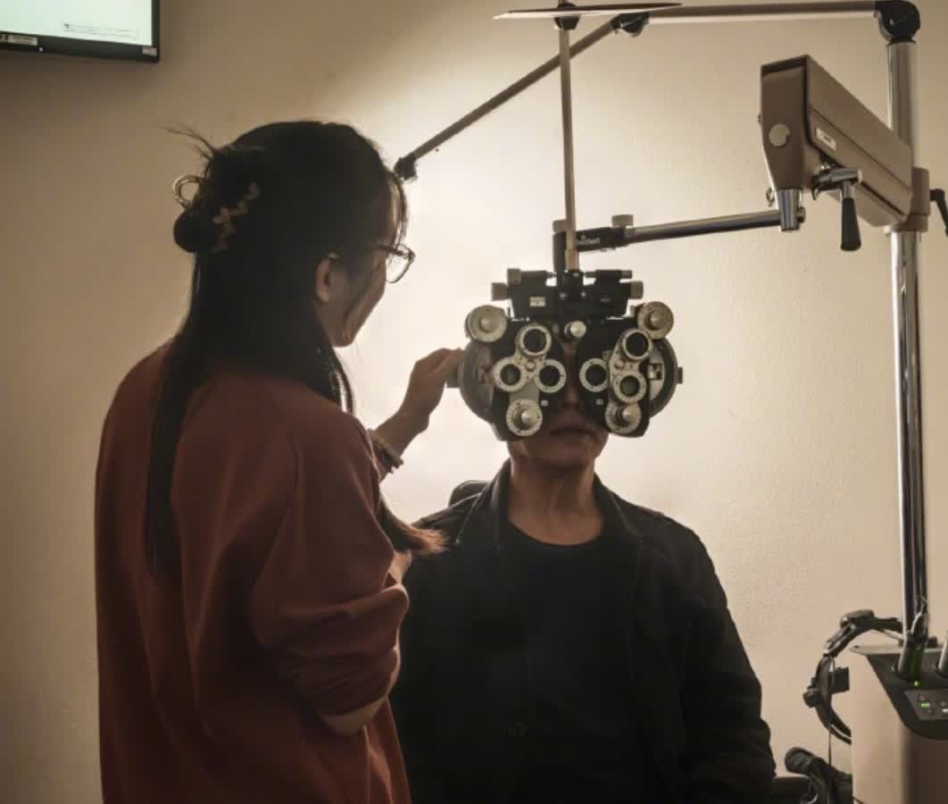 李连杰晒与前妻所生女儿合照，次女做了眼科医生，为父亲检查眼睛
李连杰在社交平台