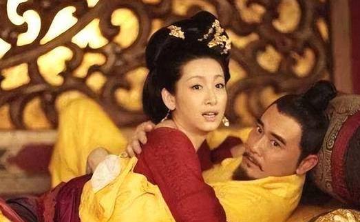 阴城公主刘贤得的府邸灯火通明，丝竹声与欢笑交织，空气中弥漫着浓烈的酒香和脂粉气息