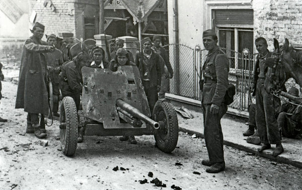 1944年南斯拉夫女子炮兵班的战时影像与赤脚士兵