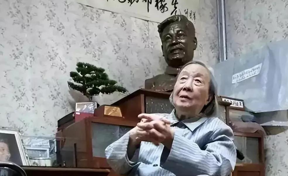 许鹿希住在七十平米的老房中，五斗柜上摆放着丈夫邓稼先的铜像，坚守简朴，缅怀丈夫的
