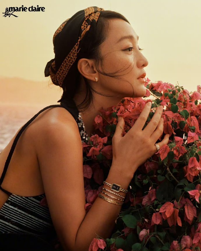 周迅裸背登《嘉人》，挂脖吊带勾勒利落线条。侧颜微转，一缕发丝轻落，黑白光影里尽是