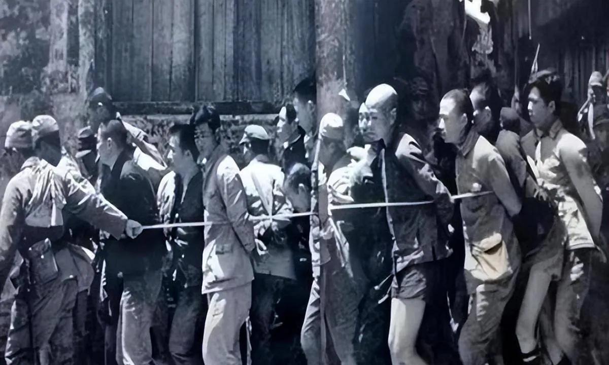 草鞋峡屠杀有多残忍？五万余人惨遭射杀，尸体被烧焦丢到江里。
1937年12月18