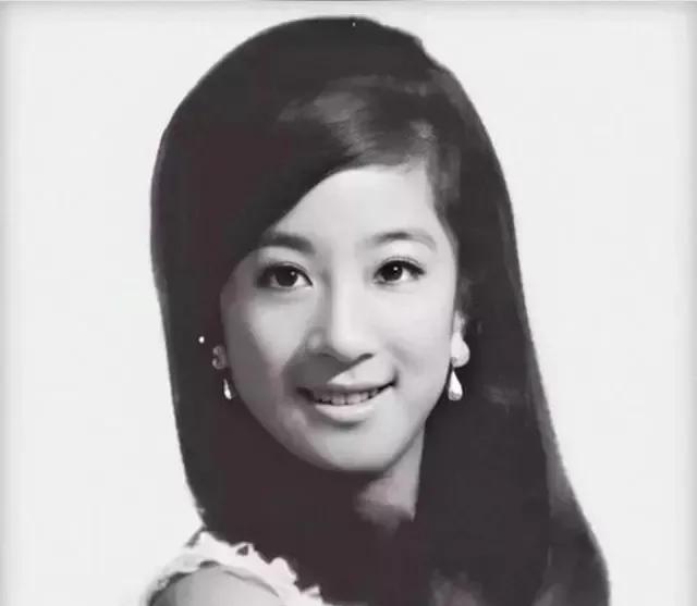 70多岁了，瘦很正常。
但是70多岁了还能坚持走在时尚的前沿，全世界也没有几个这