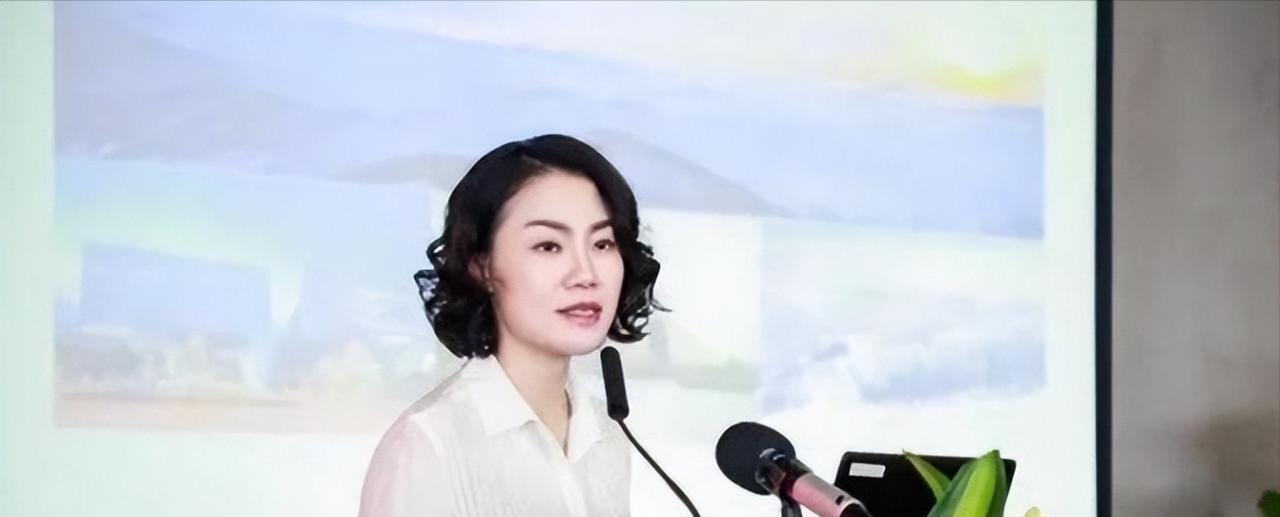 中国最贵的女秘书：年薪849万，虽已年近50岁了，还像个少女。这位女秘书就是朱旭