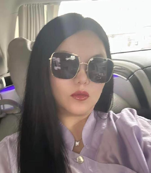 李湘深夜晒英伦豪宅，是不是太奢华了？

李湘英伦独栋豪宅，里面超奢华，这让人有点