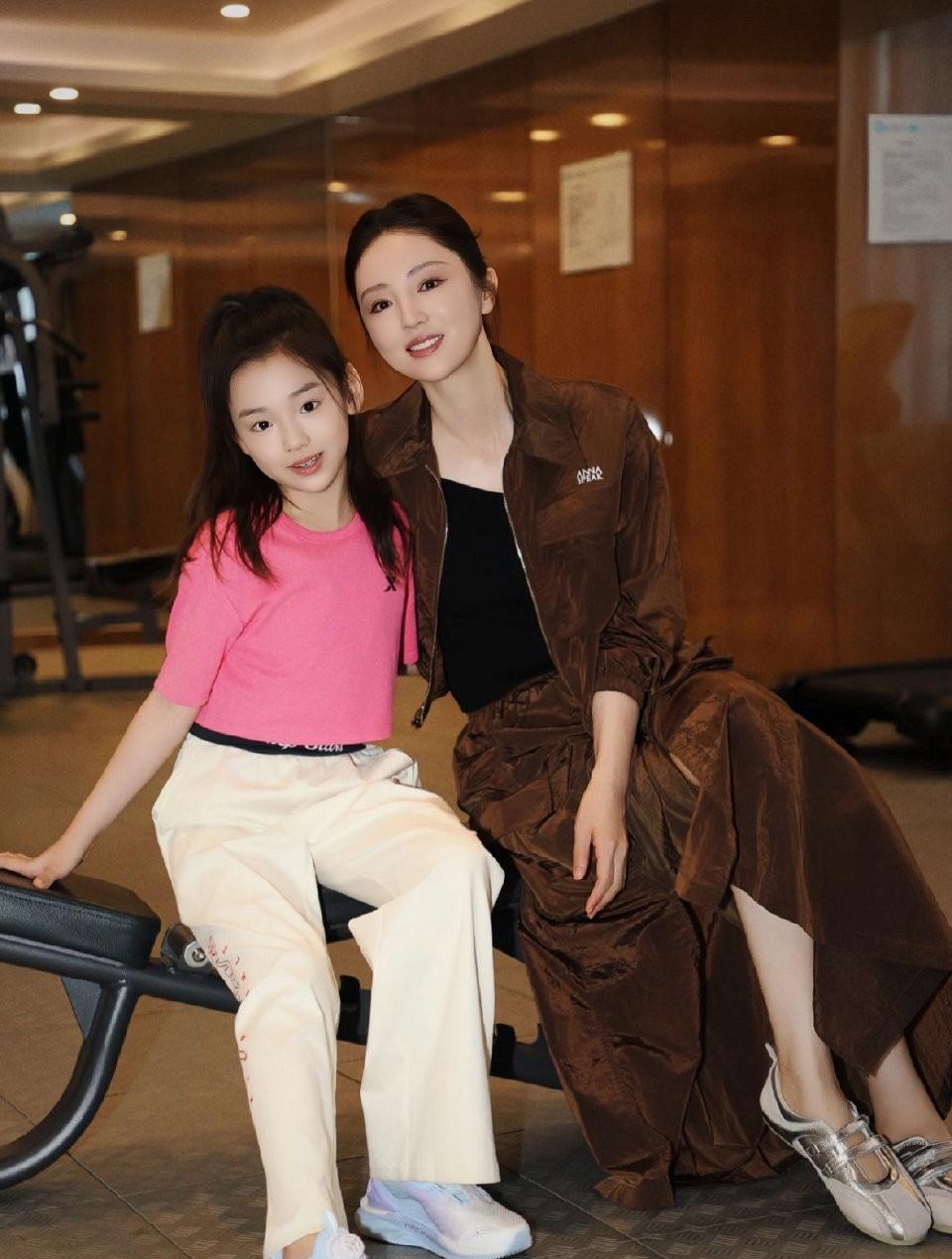 孙俪女儿英国参加比赛我忍了
王铮亮女儿香港参加比赛我也忍了
董璇女儿也去香港参加