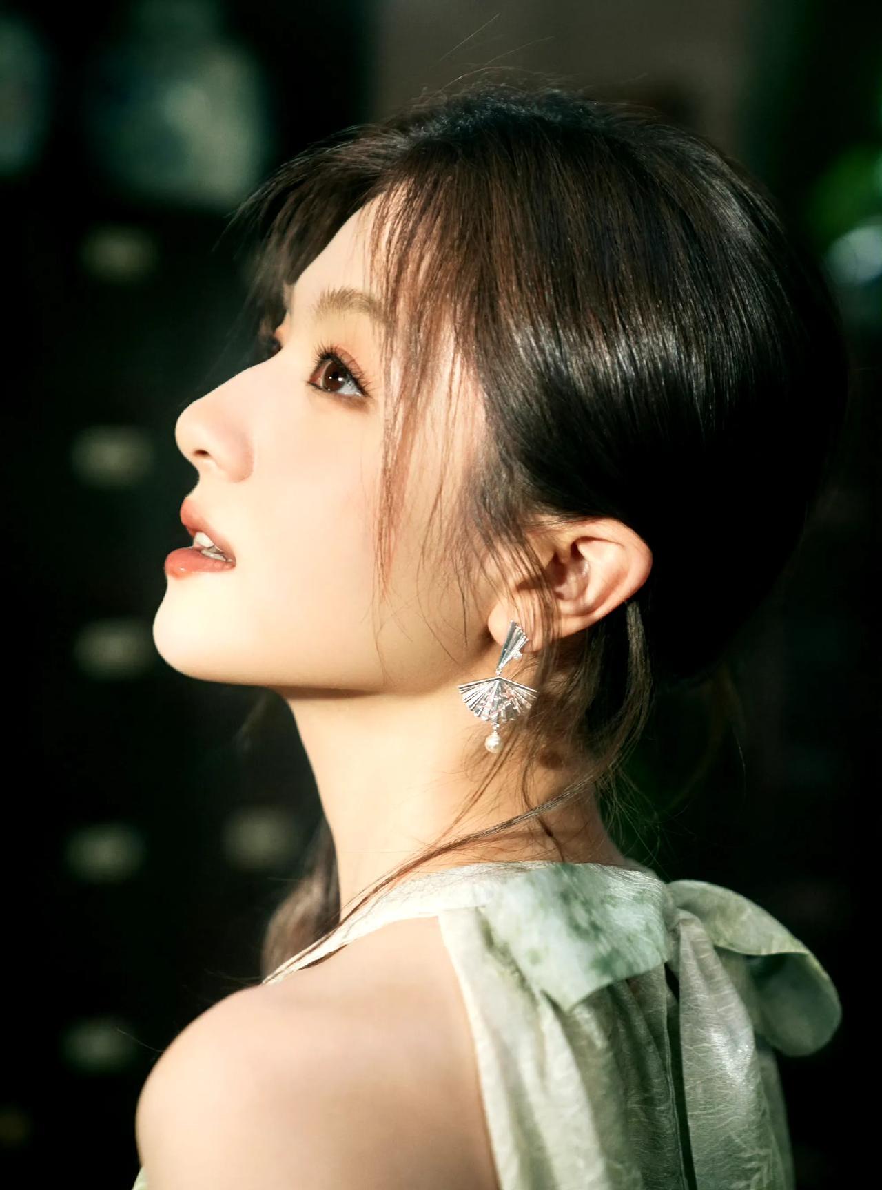 #李兰迪#穿梭在不同场景，在斑斓色彩与独特建筑间，每一套穿搭都是对当下心情的诠释
