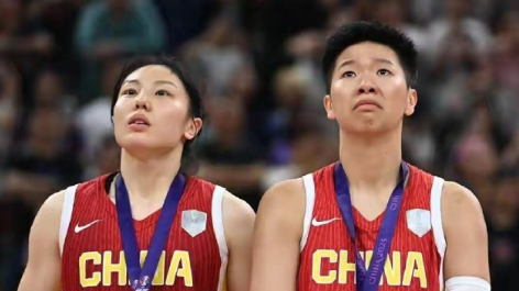 中国女篮胸挂铜牌眼含泪水，我们需要给这支中国女篮更多耐心

在大胜韩国女篮的赛后