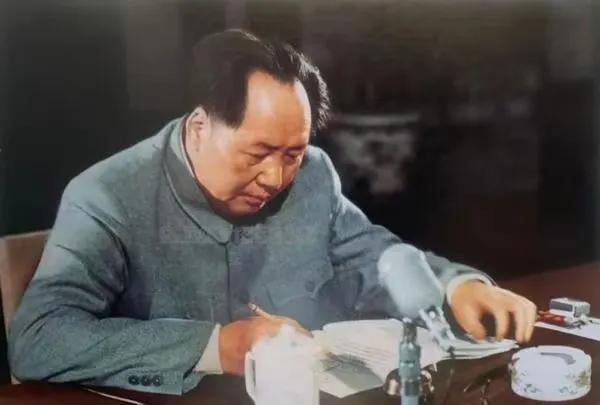 中共中央号召学习毛泽东意义非凡！
伟大领袖毛主席逝世近五十年了。然而，他的影响力