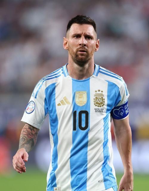 足坛金球奖得主历史段位排名！大家认同吗？
t7:卡纳瓦罗  阿尔伯特  西沃里 