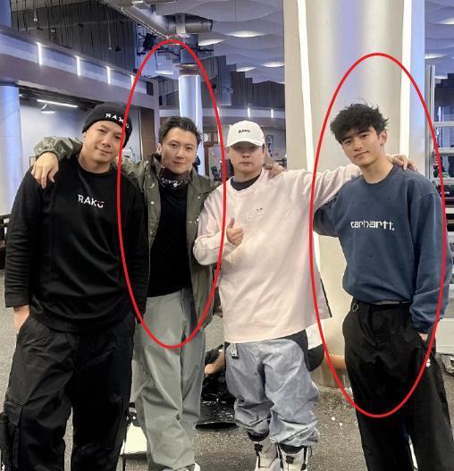 #谢霆锋与大儿子Lucas同框合影# 谢霆锋跟Lucas合影，大儿子和谢霆锋长得