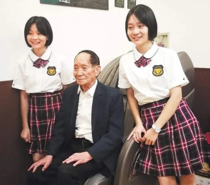 那年，袁隆平给自己的两个孙女取了很有意思的小名：一个叫大米，一个叫小米。两个孙女