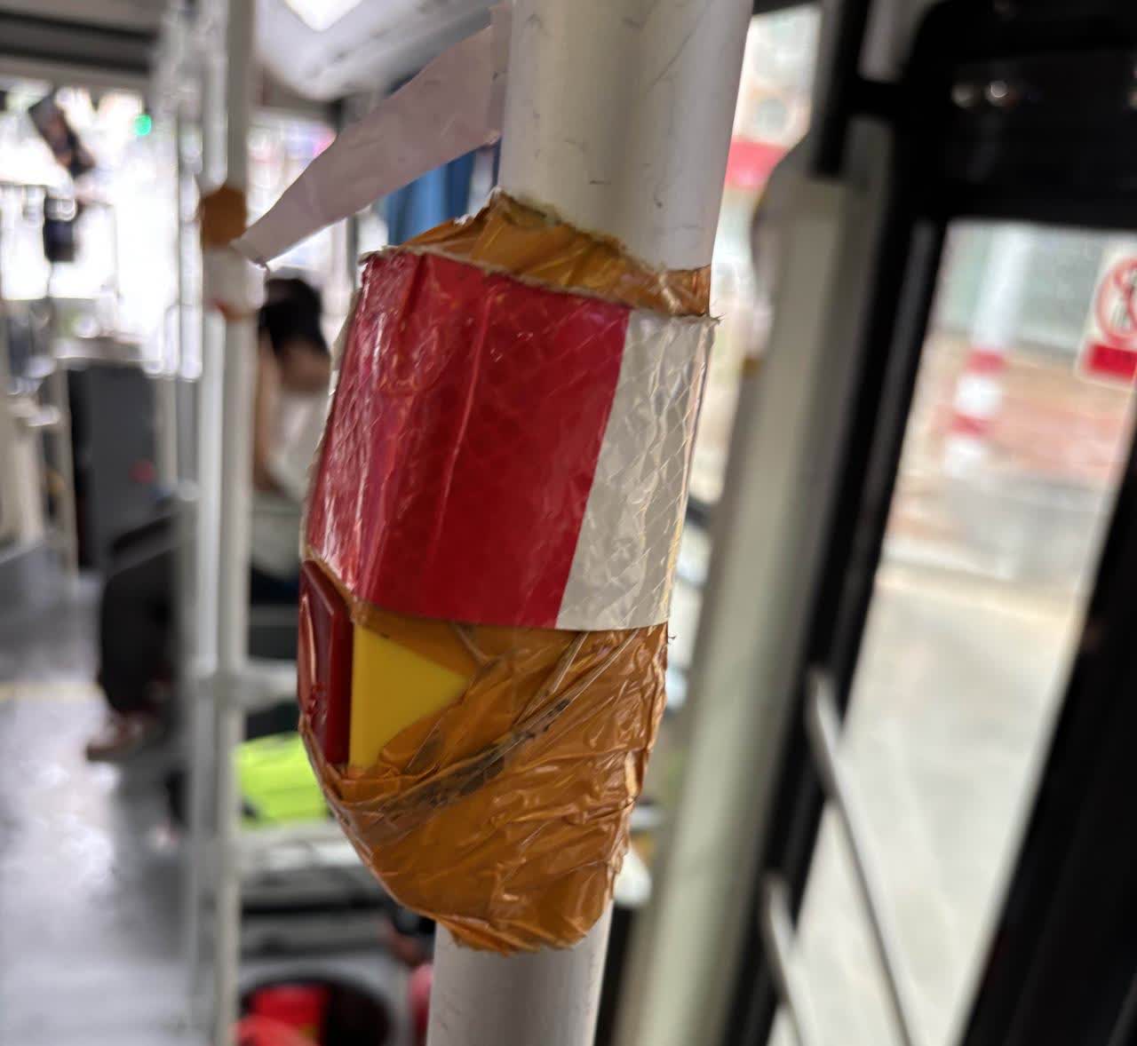 看着胶布缠绕的按铃，当年拆的有多坚决，现在缠的就有多无语。
当初为了迎合游客，