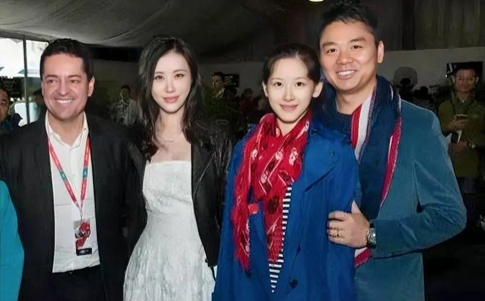 近日，一组章泽天与梁朝伟、刘嘉玲夫妇的合影在社交媒体上引发热议！31岁的章泽天与
